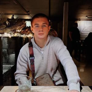Артём